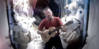 L'astronaute Chris Hadfield chante depuis l'espace