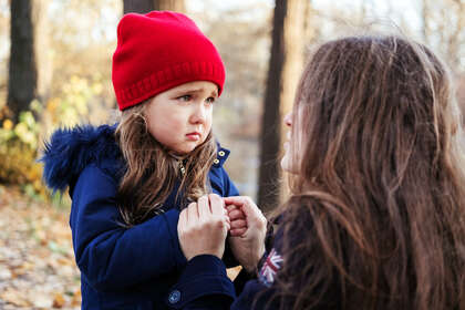 VIVRE EN FAMILLE : Parents d’enfants anxieux?  Apaisez moins pour outiller mieux!